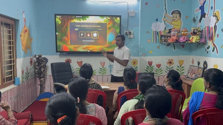 A Daira facilitator running a teacher training session